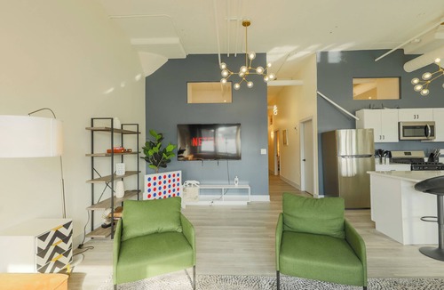 Near South Side Apartment | Spacious 6BR South Loop Luxury Suite Near McCormick Place & Soldier Field for 12