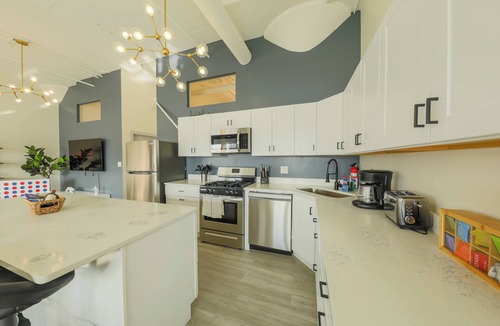 Near South Side Apartment | Spacious 6BR South Loop Luxury Suite Near McCormick Place & Soldier Field for 12