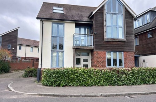 Newport Pagnell House | Spacious 6BR Stay Sleeps 9 Contractor-Friendly 10% OFF