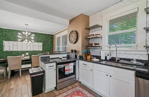 Midtown House | Spacious 7 bed duplex with two firepits & pool table, 10 minutes from Beale St.