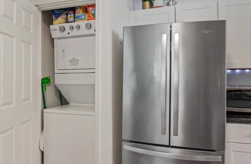 Midtown House | Spacious 7 bed duplex with two firepits & pool table, 10 minutes from Beale St.