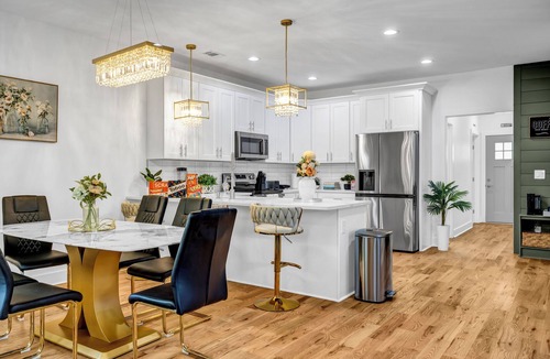 Atlanta House | Spacious 7-Bed Modern Home near Downtown with Fireplace