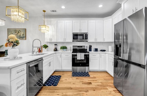Atlanta House | Spacious 7-Bed Modern Home near Downtown with Fireplace