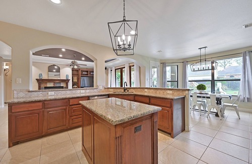 Friendswood House | Spacious 7-bedroom luxury estate w/pool, fenced yard, sleeping 16 people