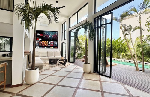 Batu Bolong Villa | Spacious 7-bedroom villa in Canggu: Private chef, Pool, Movie theater