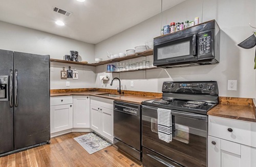 West End House | Spacious 7-BR for 16 people w/driveway