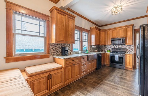 West End House | Spacious 7-BR for 16 people w/driveway