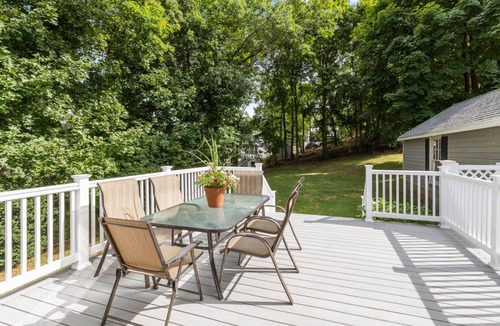 Wakefield House | Spacious 7-Room House Near Boston & Salem With Yard and Parking