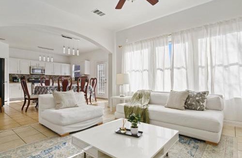 Manor Apartment | Spacious 8-Bed Home Near Tesla & Samsung Plants