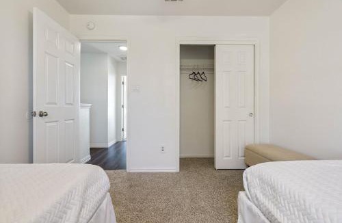Manor Apartment | Spacious 8-Bed Home Near Tesla & Samsung Plants