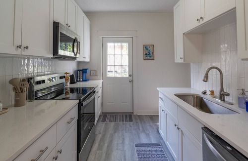 Central Gardens House | Spacious 8-bedroom house in charming midtown, WiFi, game rooms, fitness center