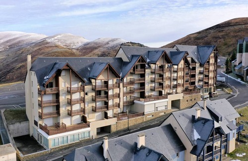 Germ Apartment | "Spacious 8-Person Apartment Near Peyragudes Slopes with Balcony & Free Parking"