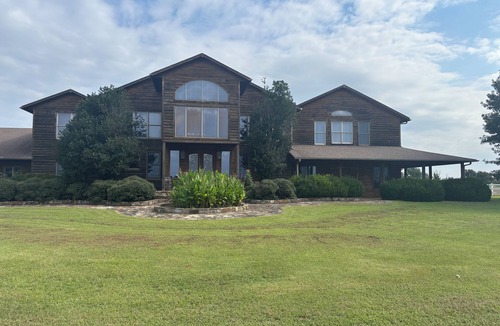 Porum Cabin | Spacious 9-bedroom, 7.5 bathroom. Swimming pool, jacuzzi,sound syste, much more