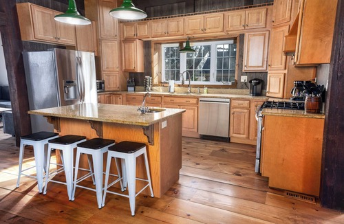 Yorkville House | Spacious 9-bedroom barn in enchanting Bristol with AC