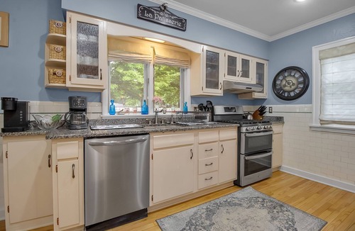 Lake Erie Beach House | Spacious 9-bedroom house in marvelous Angola on the Lake with AC