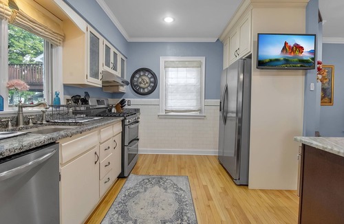 Lake Erie Beach House | Spacious 9-bedroom house in marvelous Angola on the Lake with AC