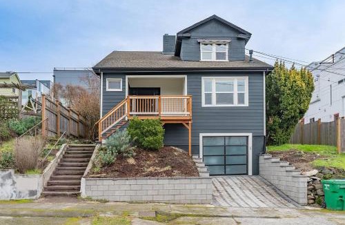West Woodland House | Spacious 9BR Ballard Craftsman perfect for groups