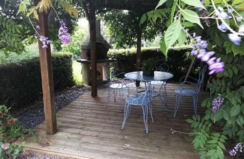 Mouliherne Apartment | Spacious accommodation surrounded by greenery