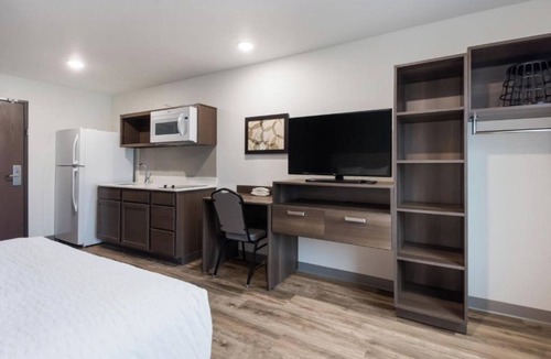 Newnan Hotel | Spacious Accommodation w/Cooking Amenities & Great Local Access