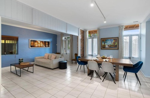 Robertson House | Spacious Affordable 7B3B 2 Living Pool Yard and Mall