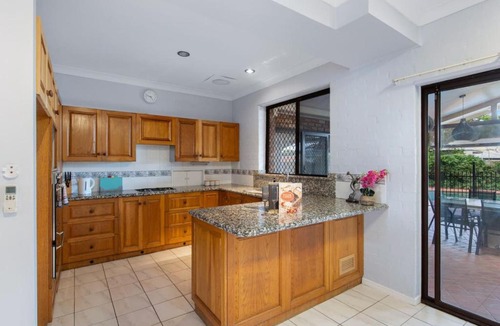 Robertson House | Spacious Affordable 7B3B 2 Living Pool Yard and Mall