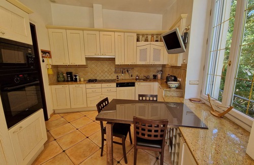 Sommieres House | 🏡 Spacious, air-conditioned 8-person gîte with swimming pool, between history, nature and the sea