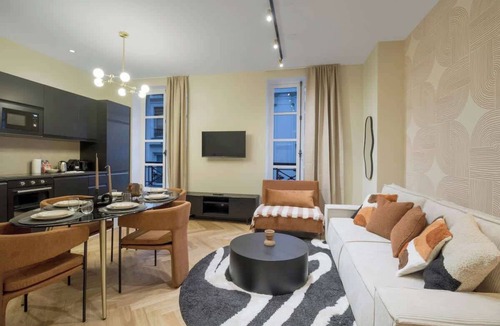 Arsenal Apartment | Spacious Air-Conditioned Apartment Bastille/Marais