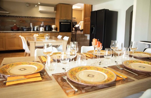 Serignan-du-Comtat Villa | Spacious air-conditioned villa with pool on enclosed garden for 8 to 10 people.