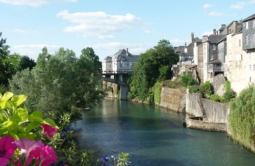 Oloron-Sainte-Marie Apartment | Spacious and bright apartment