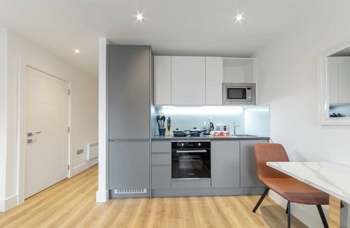 East Grinstead Apartment | Spacious and Bright Studio in East Grinstead