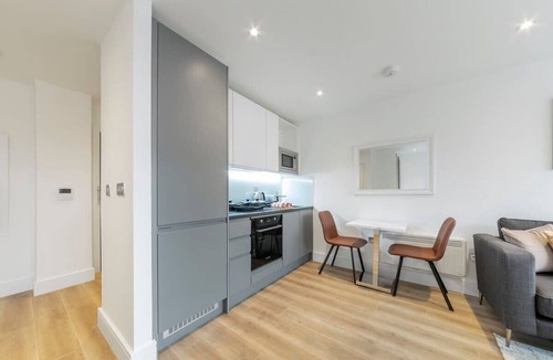 East Grinstead Apartment | Spacious and Bright Studio in East Grinstead