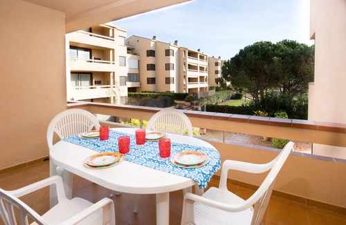 Pals Apartment | Spacious and bright apartment on the beach, free wifi, pool, garage, Golf.