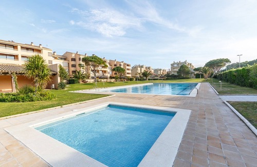 Pals Apartment | Spacious and bright apartment on the beach, free wifi, pool, garage, Golf.