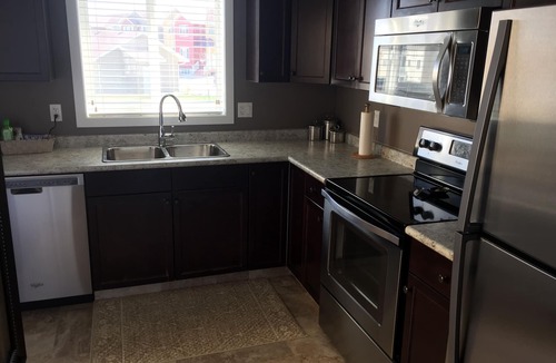 Regina House | Spacious and Bright - Location!