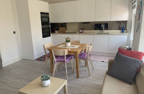 Crouch End Apartment | Spacious and bright modern styling 3 bed flat