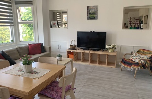 Crouch End Apartment | Spacious and bright modern styling 3 bed flat