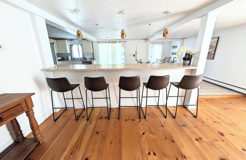 Onset Apartment | Spacious and Bright , Very Close to Beach!