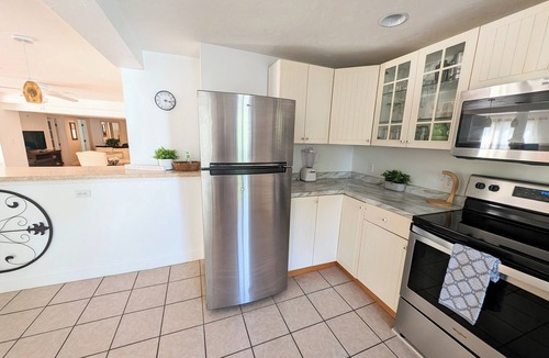 Onset Apartment | Spacious and Bright , Very Close to Beach!