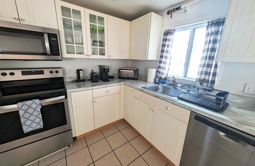 Onset Apartment | Spacious and Bright , Very Close to Beach!