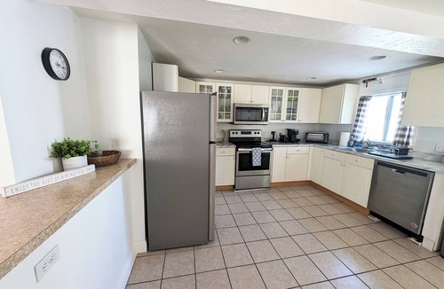 Onset Apartment | Spacious and Bright , Very Close to Beach!