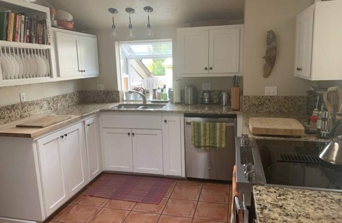 West Eugene House | Spacious and Bright! Walk Everywhere! The Eugene Vintage Bungalow