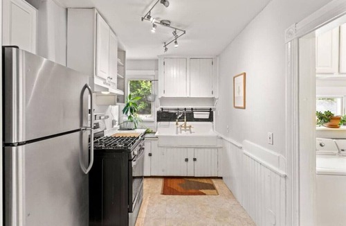 Wakefield-Peacedale House | Spacious and charming home