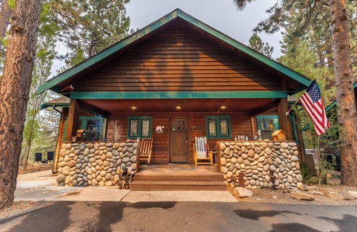 Deschutes River Woods Cabin | Spacious and charming Craftsman retreat.