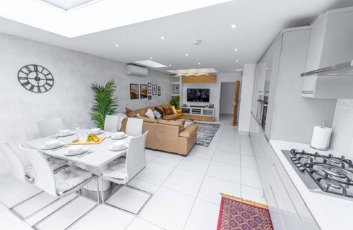 Loxford House | Spacious and comfortable 6BDR house