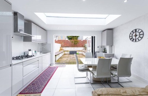 Loxford House | Spacious and comfortable 6BDR house