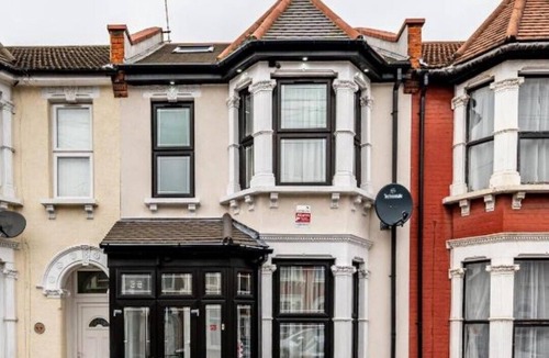 Loxford House | Spacious and comfortable 6BDR house