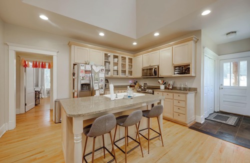 Athens House | Spacious and Comfortable 5 Points Home- Walk to UGA games, campus & more!