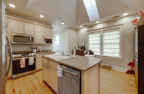 Athens House | Spacious and Comfortable 5 Points Home- Walk to UGA games, campus & more!