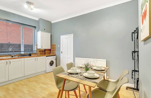 Portswood House | Spacious and Comfy 2 Bed Southampton Home Sleep 5