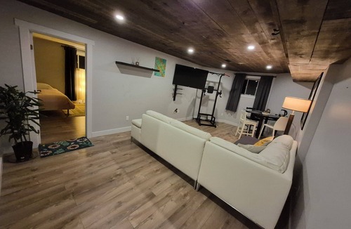 Gatineau House | Spacious and cozy 2-bedroom basement suite